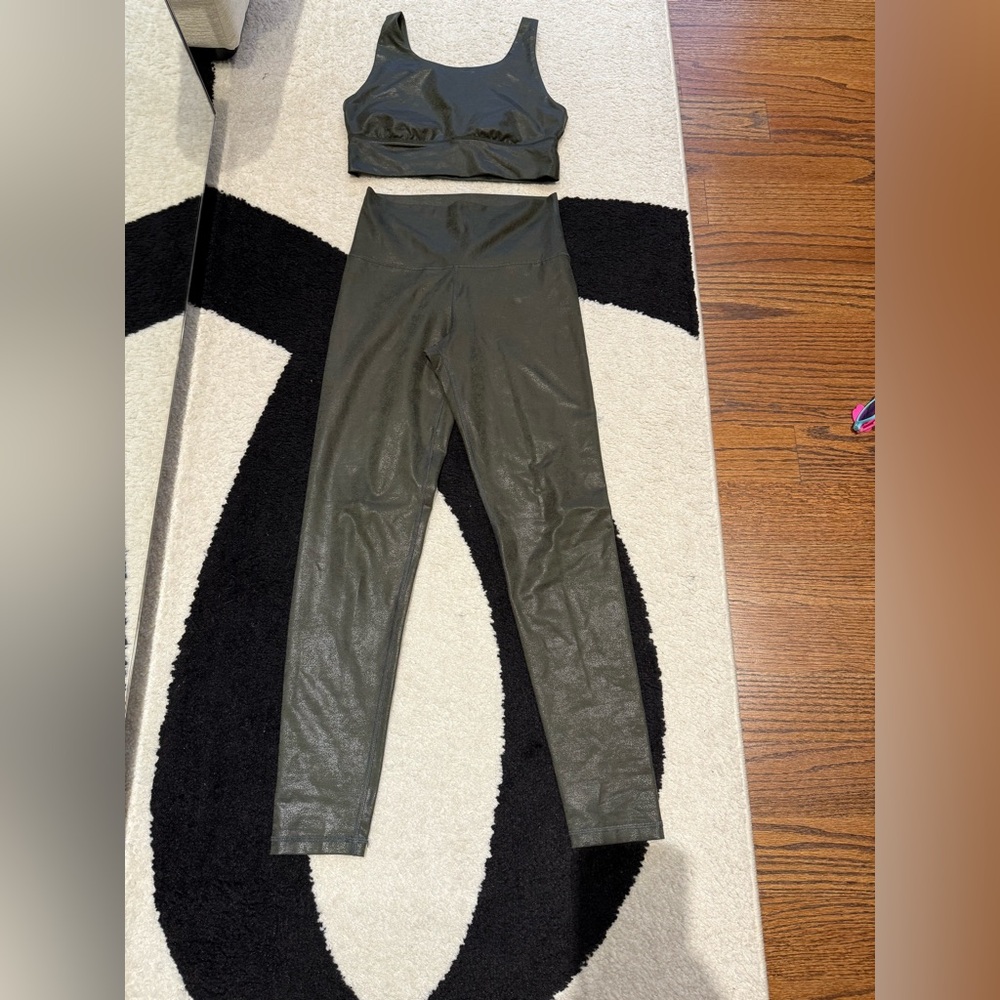 Off white by Aerie sets activewear top and leggings